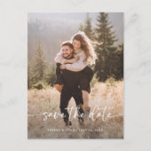 Elegantes Skript und Foto | SAVE THE DATE Ankündigungspostkarte (Vorderseite)