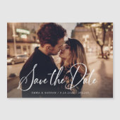 Elegantes Skript und Foto | SAVE THE DATE Magneteinladung (Vorderseite)