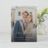 Elegantes Skript und modernes Foto Save The Date (Stehend Vorderseite)
