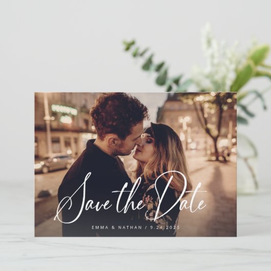 Elegantes Skript und Schwarz | Zwei Foto- und QR-C Save The Date (Stehend Vorderseite)