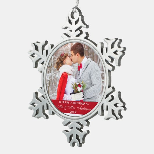 Elegantes Skript Unser erstes Weihnachtsrot Schneeflocken Zinn-Ornament (Rechts)