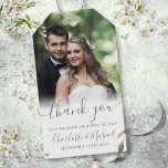 Elegantes Skript Vielen Dank Hochzeit Foto Gefalle Geschenkanhänger<br><div class="desc">Dieses elegante graue und weiße Anhänger mit seinen charakteristischen Stilnamen kann mit Ihrem besonderen Foto personalisiert werden und dank der Informationen in schick grauem Schriftsatz. Entwickelt von Thisisnotme©</div>