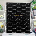 Elegantes Skriptnamensmuster Personalisiert Planer<br><div class="desc">Passen Sie den Text an und erstellen Sie einfach Ihren personalisierten Planer. Klicken Sie auf ENTWURF BEARBEITEN, um die Hintergrundfarbe oder Textfarbe zu ändern. Sie können dieses Design auf andere Zazzle-Produkte übertragen und an die meisten Zazzle-Produkte anpassen. Standard Studio-Designs werden in hochauflösender Grafik für berufliche Drucke erstellt. Vielen Dank, dass...</div>