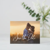 Elegantes Skriptüberlagern | FOTO SAVE THE DATE Ankündigungspostkarte (Stehend Vorderseite)