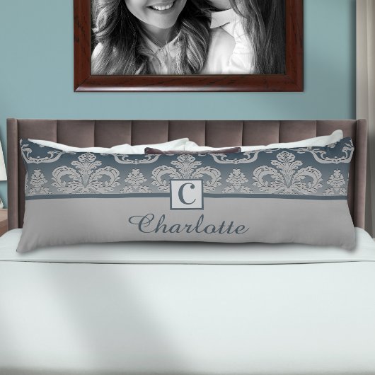 Elegantes Slate Gray Damask Monogram Design Seitenschläferkissen