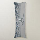 Elegantes Slate Gray Damask Monogram Design Seitenschläferkissen (Vorderseite Vertikal)
