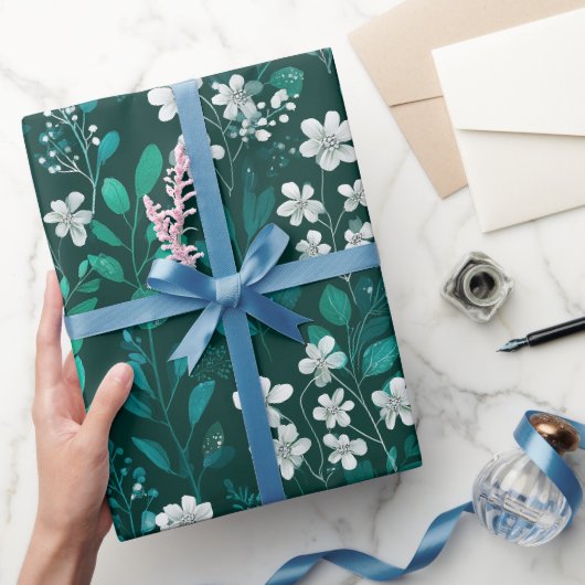Elegantes Smaragdblatt weißes Blumenmuster Geschenkpapier (Schenken)