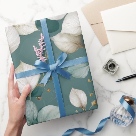 Elegantes Smaragdblatt Weißes Blumenmuster Geschenkpapier (Schenken)