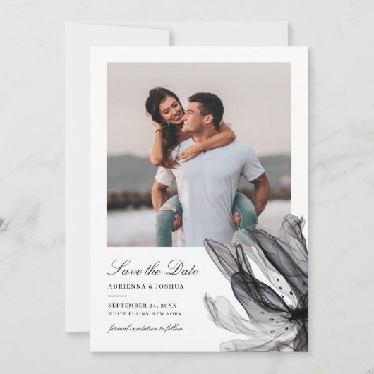Elegantes Smoky Floral Schwarz-weißes Foto Hochzei Save The Date (Vorderseite)