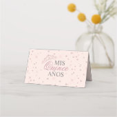 Elegantes Spanisch Quinceañera Mis Quince Pink Ros Platzkarte (Rückseite)