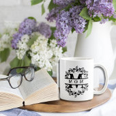 Elegantes Split Floral Split Monogramm mit Text: M Kaffeetasse