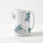 Elegantes Stahlblau Blumendesign Kaffeetasse (VorderseiteRechts)