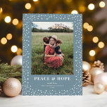 Elegantes Star Frame Deep Dusty Blue One Foto<br><div class="desc">*Anpassen Sie die Farben mit dem Bearbeitungswerkzeug - Hintergrund,  Sternrahmen und Textfarben sind alle anpassbar! Diese elegante Urlaubsfotokarte besticht durch einen wunderschönen Rahmen von zarten Sternen auf einem glasklarem,  blauen Hintergrund mit einem senkrechten Single und klassischer Typografie.</div>