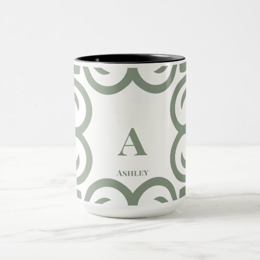 Elegantes Staub-Salbei-Grün-Monogramm-Script Tasse (Zentrum)