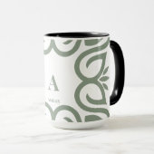 Elegantes Staub-Salbei-Grün-Monogramm-Script Tasse (VorderseiteRechts)