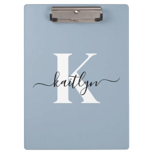 Elegantes staubblaues Skript-Monogramm Klemmbrett