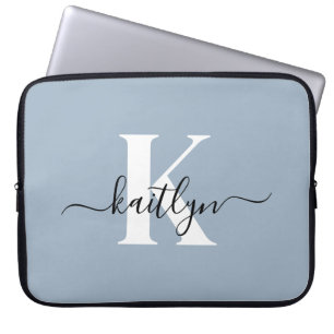 Elegantes staubblaues Skript-Monogramm Laptopschutzhülle