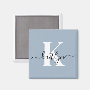Elegantes staubblaues Skript-Monogramm Magnet