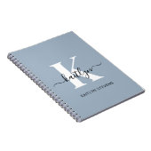 Elegantes staubblaues Skript-Monogramm Notizblock (Rechte Seite)