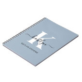 Elegantes staubblaues Skript-Monogramm Notizblock (Linke Seite)