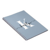 Elegantes staubblaues Skript-Monogramm Notizblock (Rechte Seite)