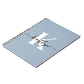 Elegantes staubblaues Skript-Monogramm Notizblock (Linke Seite)