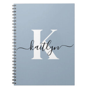 Elegantes staubblaues Skript-Monogramm Notizblock