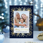 Elegantes stilvolles Navy Snowflake Family Foto Folien Feiertagskarte<br><div class="desc">Diese elegante, stilvolle und marineblaue Weihnachtskarte aus dem Foto mit einem rechteckigen Foto, umgeben von Schneeflocken und Weihnachtsblättern und Glitzern auf marinebasischem Hintergrund. Dieses Design bringt ein winterliches Wunder in Ihre Festsaison. Sie können Ihr eigenes Foto hinzufügen, den Namen und das Jahr ändern und eine Nachricht auf die Rückseite schreiben...</div>