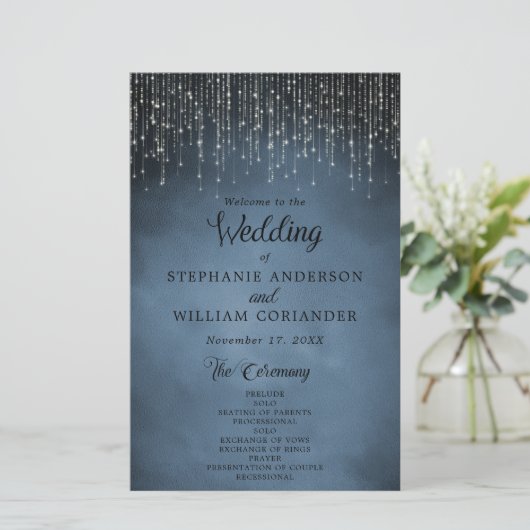 Elegantes String Lights Navy Blue Wedding Program (Stehend Vorderseite)