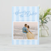 Elegantes Striped Pastel Blue Script Save the Date (Stehend Vorderseite)