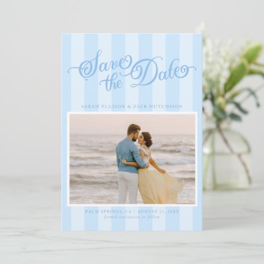 Elegantes Striped Pastel Blue Script Save the Date (Stehend Vorderseite)