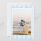 Elegantes Striped Pastel Blue Script Save the Date (Rückseite)
