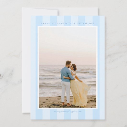 Elegantes Striped Pastel Blue Script Save the Date (Rückseite)