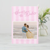 Elegantes Striped Pastellrosa Skript Save the Date (Stehend Vorderseite)