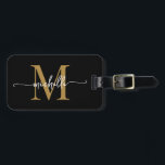 Elegantes stylish Black Gold Monogram, Initialskri Gepäckanhänger<br><div class="desc">Girly Stylish Moderne elegante Schwarz und Gold Monogram Initial Name Script Custom Personalisierte Personalisiert Luggage Bag Tag. Dieses Design mit einem Vornamen in einer hübschen Hand Schwanz-Schriftart-Kalligraphie (oder Typografie) mit Monogramm-Initial, Adresse-Info in Gold und Weiß auf schwarz. Diese sind einfach zu anpassen. Stilvolles Frauengeschenk für Hochzeit, Brautparty, 16 Geburtstag, Abschluss...</div>