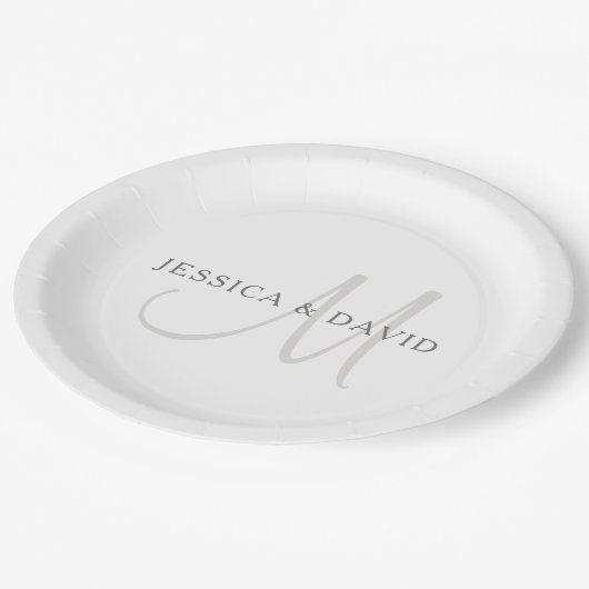 Elegantes Surname Monogram | Weiß & Grau Pappteller (Schrägansicht)