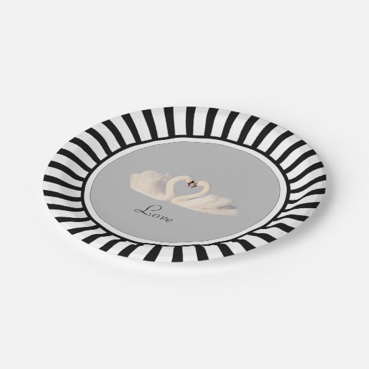 Elegantes Swan Couple auf Schwarz-Weiß-Papierplatt Pappteller (Schrägansicht)
