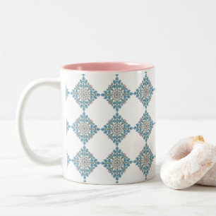 Elegantes symmetrisches Blumenmedaillon Zweifarbige Tasse