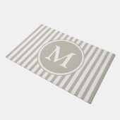 Elegantes Taupe Stripes Monogramm Fußmatte (Schrägansicht)
