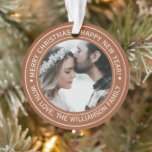 Elegantes Terracotta Christmas Monogram Foto Ornament<br><div class="desc">Weihnachts-Monogramm-Foto-Ornament mit Ihrem Familiennamen in weißer, moderner Typografie und Foto auf Terrakotta-Hintergrund. Fügen Sie einfach Ihren Namen und Ihren persönlichen Text hinzu und schicken Sie Ihrer Familie und Freunden eine Liebe mit diesem perfekten Weihnachtsbaumschmuck. Exklusiv für Sie entworfen von Happy Dolphin Studio. Wenn Sie Hilfe oder passende Produkte benötigen, kontaktieren...</div>