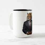 Elegantes Tiger in einer Anzug-Tasse - Eine einzig Zweifarbige Tasse (Vorderseite Links)