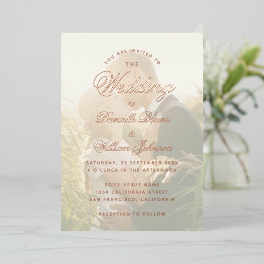 Elegantes transparentes Foto Hochzeitskalligraphie Folieneinladung (Stehend vorne)