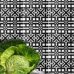 Elegantes trendiges Schwarz-Weiß-geometrisches Mus Fliese<br><div class="desc">Ein zeitgenössisches Fliesendesign zeigt ein Muster geometrischer Formen in einem eleganten Schwarz-Weiß-Stil. Das Design ist stilvoll und elegant, mit klaren Linien und einem auffälligen Kontrast, der die Aufmerksamkeit des Betrachters zeichne. Die geometrischen Formen passen nahtlos zusammen und schaffen ein optisch ansprechendes Muster, das jedem Raum eine Touch moderner Eleganz verleiht....</div>