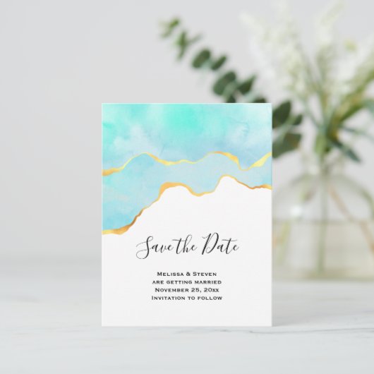 Elegantes Tropengrün und Gold Save the Date Einladungspostkarte (Stehend Vorderseite)