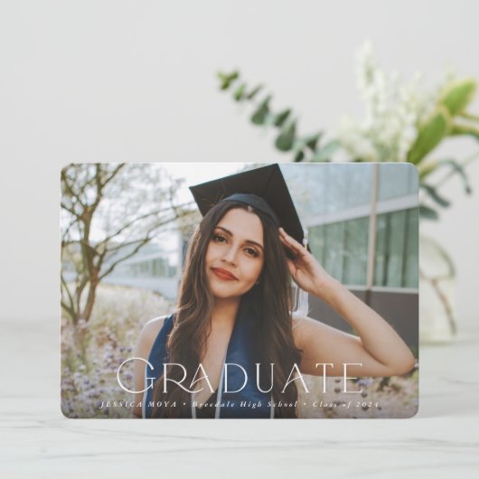 Elegantes Typografisches Overlay Zwei-Foto-Abschlu Ankündigung (Stehend Vorderseite)