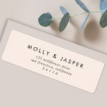 Elegantes Typografy Blush Pink Rücksendetikett<br><div class="desc">Eine stilvolle minimale Rücksendemarke mit klassischer Typografie in schwarz auf einem feminin blush rosa Hintergrund. Der Text kann leicht für eine persönliche Touch angepasst werden. Ein einfaches,  minimalistisches und zeitgenössisches Design,  das sich von der Masse abhebt!</div>