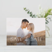 Elegantes Typografy Foto Wedding Save The Date (Stehend Vorderseite)
