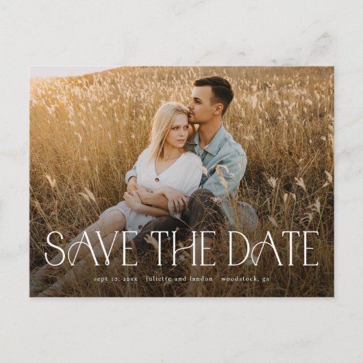 Elegantes Typografy Wedding Foto Save the Date Ankündigungspostkarte (Vorderseite)