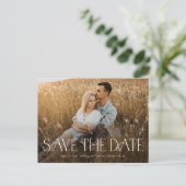 Elegantes Typografy Wedding Foto Save the Date Ankündigungspostkarte (Stehend Vorderseite)