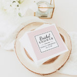 Elegantes und modernes, blassrosa Hochzeitsstil-Br Serviette<br><div class="desc">Die elegante und moderne Serviette des Hochzeitsgrades Brautparty serviert eine schlichte,  blass-rot-pinke Borne und ein elegantes und minimales quadratisches Design,  das mit dem Namen der Braut in einem weichen,  schwarzen Schriftzeichen personalisiert werden kann.</div>